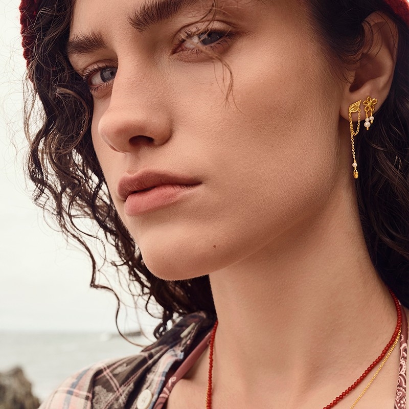 Nicola øreringe fra Maanesten er fine og feminine øreringe på model